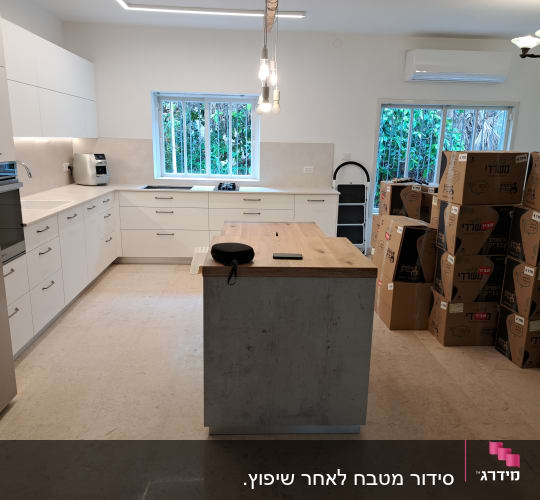 מטבח עם ארגזים לאריזה, אי במרכז, מכשירי חשמל